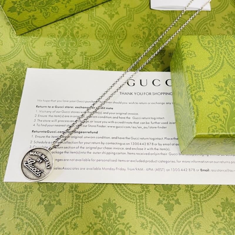 G*u*i necklaces